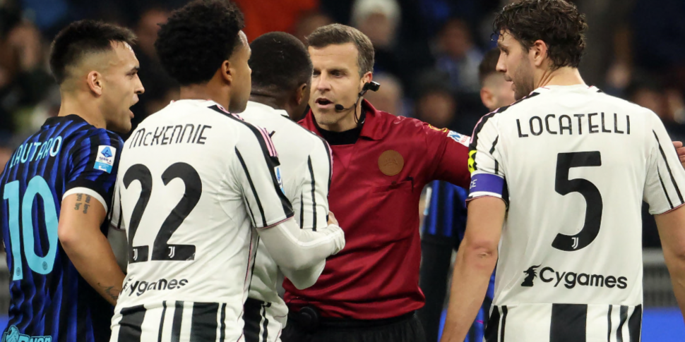 Juventus furiosa dopo l’espulsione di Kalulu: “Errore inaccettabile, così si rovina una partita” Juventus furiosa dopo l’espulsione di Kalulu: “Errore inaccettabile, così si rovina una partita”