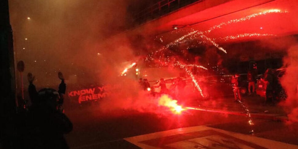 Corteo contro le Olimpiadi a Milano, disordini e idranti sui manifestanti: cinque fermi