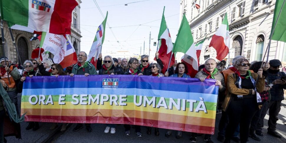 corteo no kings a roma siamo 300 mila striscioni di protesta contro meloni la russa e nordio da Feedpress.me corteo no kings a roma siamo 300 mila striscioni di protesta contro meloni la russa e nordio