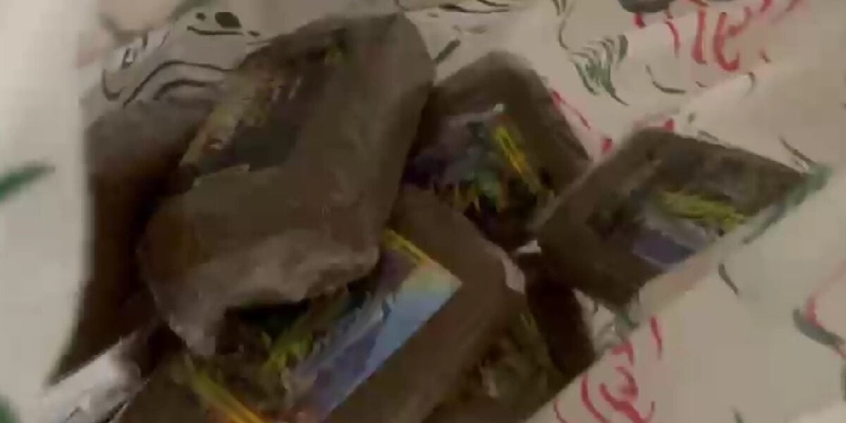 https://gsud.cdn-immedia.net/2026/05/ARES-FIUTA-OLTRE-35-CHILI-DI-DROGA-NASCOSTA-DA-UN-PREGIUDICATO-IN-CASA-DELLA-NONNA-ARRESTATO-DALLA-POLIZIA-DI-STATO-2-1200x600.jpg