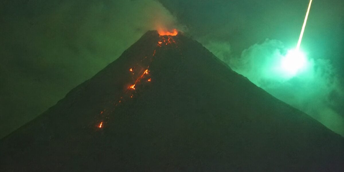 le immagini spettacolari della meteora che esplode sopra un vulcano in eruzione nelle filippine da Feedpress.me le immagini spettacolari della meteora che esplode sopra un vulcano in eruzione nelle filippine