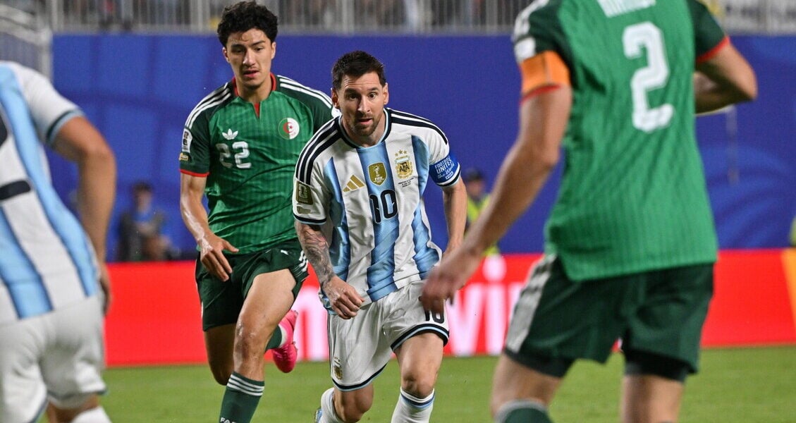 argentina algeria 3 0 messi entra nella leggenda raggiunti i 16 gol di klose da Gazzettadelsud.it argentina algeria 3 0 messi entra nella leggenda raggiunti i 16 gol di klose