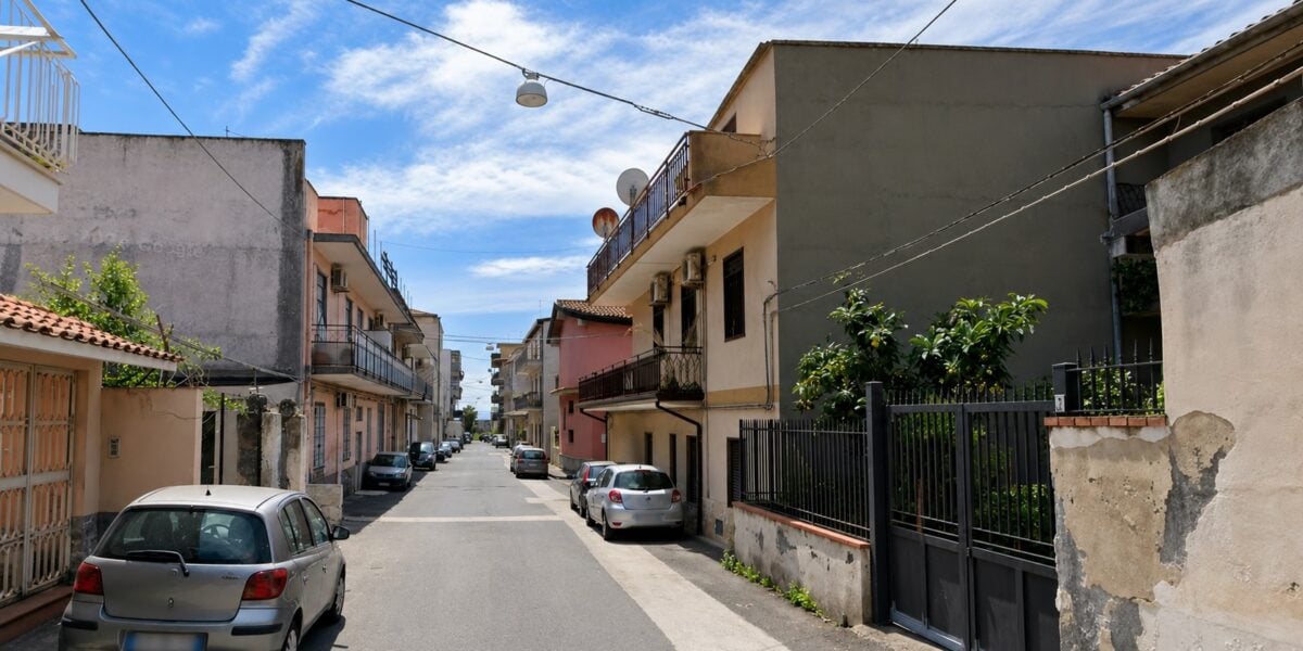 catania tenta di gettare la droga dalla finestra all arrivo delle forze dell ordine arrestato a librino da Gazzettadelsud.it catania tenta di gettare la droga dalla finestra all arrivo delle forze dell ordine arrestato a librino