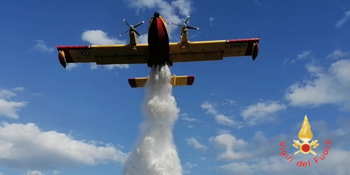 https://gsud.cdn-immedia.net/2026/06/Vasto-incendio-di-vegetazione-a-Trebisacce-impegnati-Vigili-del-Fuoco-e-mezzi-aerei-antincendio-canadair-in-azione-1200x600.jpg