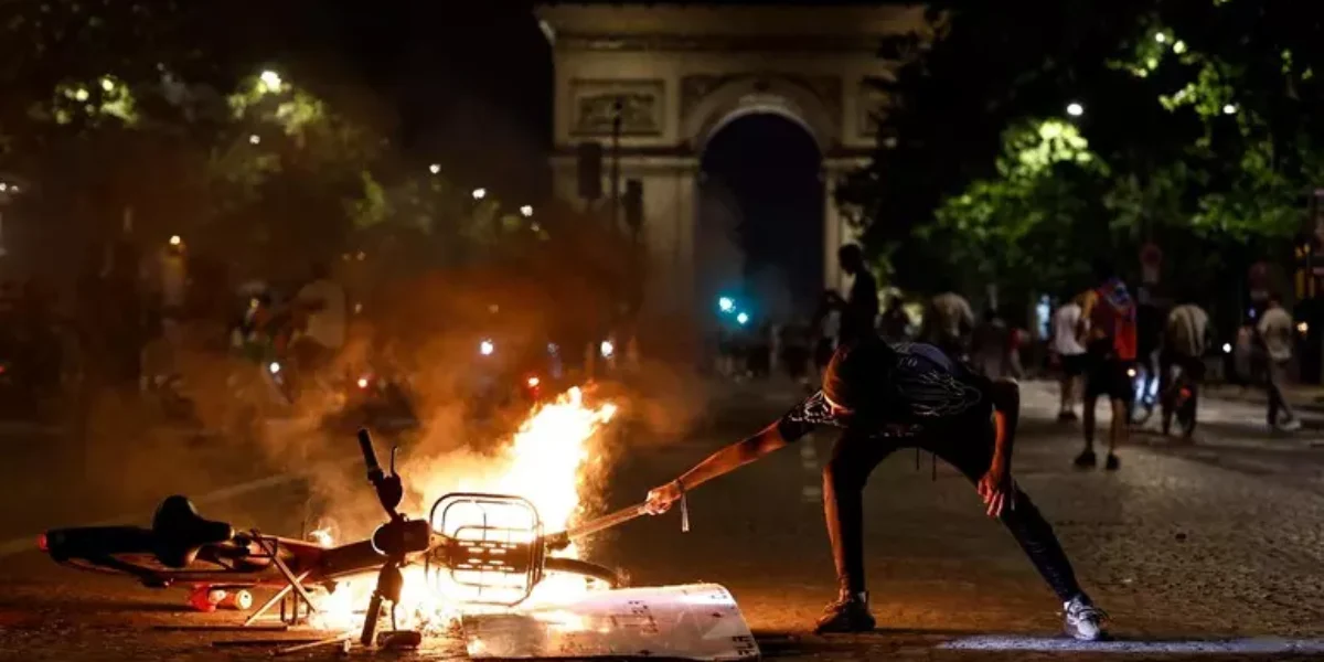 francia 890 arresti dopo i festeggiamenti del psg feriti 180 agenti da Feedpress.me francia 890 arresti dopo i festeggiamenti del psg feriti 180 agenti