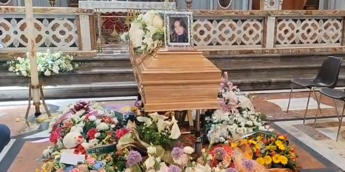 l8217ultimo abbraccio a sofia folla e commozione ai funerali alla kalsa da Feedpress.me l8217ultimo abbraccio a sofia folla e commozione ai funerali alla kalsa