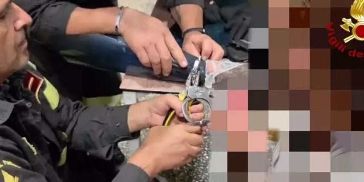 arrestata dalla polstrada ma le manette le restano incastrate ai polsi i vigili del fuoco costretti a segarle per liberarla da Gazzettadelsud.it arrestata dalla polstrada ma le manette le restano incastrate ai polsi i vigili del fuoco costretti a segarle per liberarla