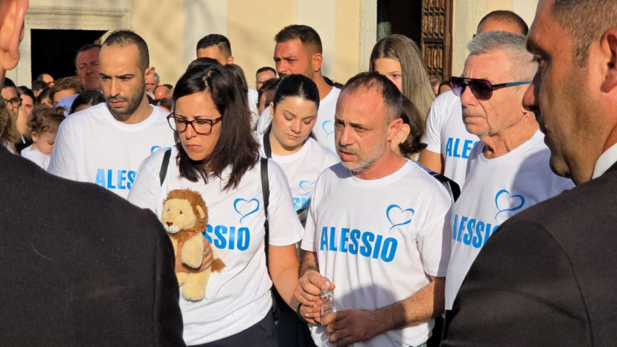 Un momento dei funerali a Zungri (Vibo Valentia) di Alessio Pio, il bambino di 18 mesi morto nei giorni scorsi nell'ospedale di Catanzaro dopo il ricovero per un infezione forse presa in un asilo di Tropea