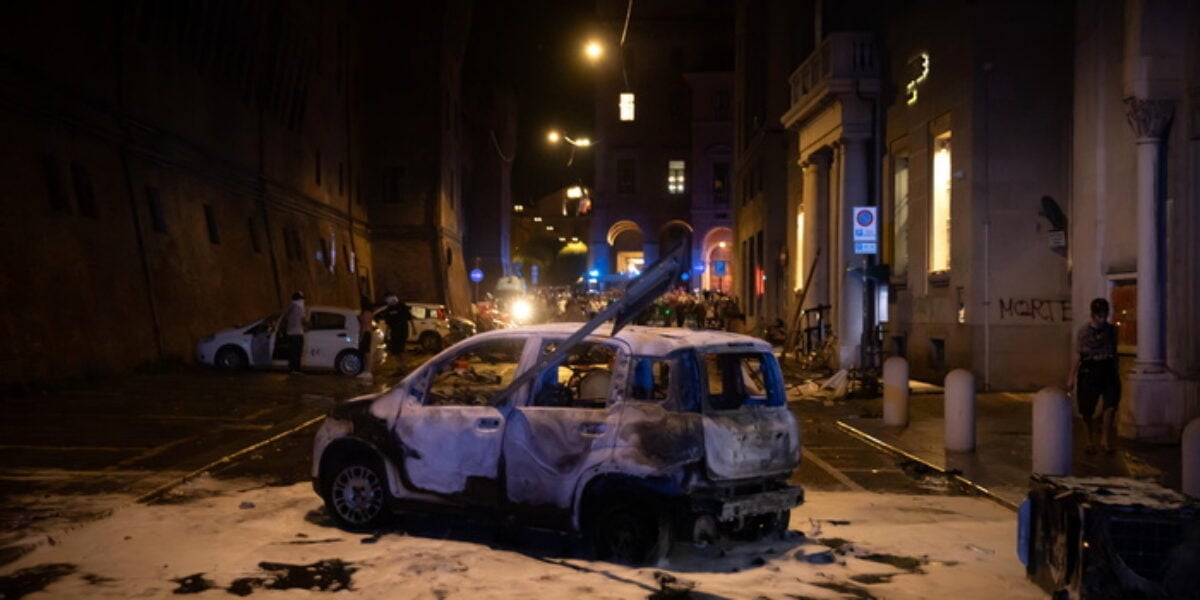 guerriglia a bologna fino a tarda notte incendiata anche un auto del comune da Gazzettadelsud.it guerriglia a bologna fino a tarda notte incendiata anche un auto del comune