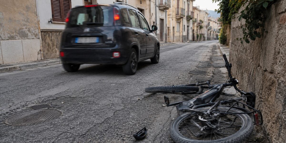vizzini investe lo zio con l auto e tenta di travolgerlo una seconda volta 38enne denunciato da Gazzettadelsud.it vizzini investe lo zio con l auto e tenta di travolgerlo una seconda volta 38enne denunciato