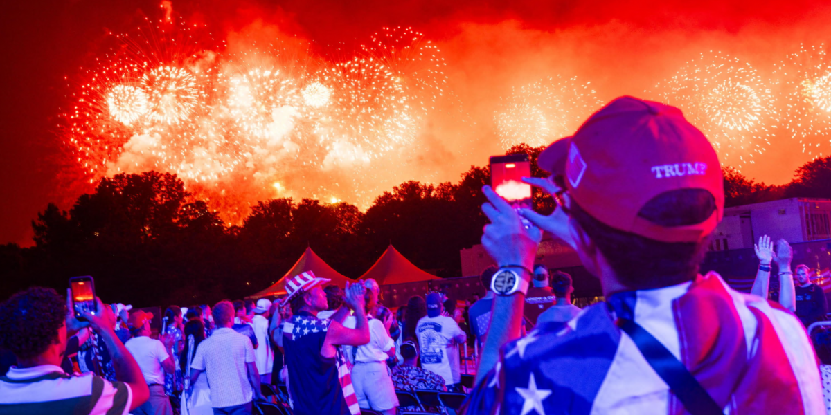 paura a chicago durante i festeggiamenti per il 4 luglio aereo delta urta un fuoco d artificio in atterraggio da Gazzettadelsud.it paura a chicago durante i festeggiamenti per il 4 luglio aereo delta urta un fuoco d artificio in atterraggio