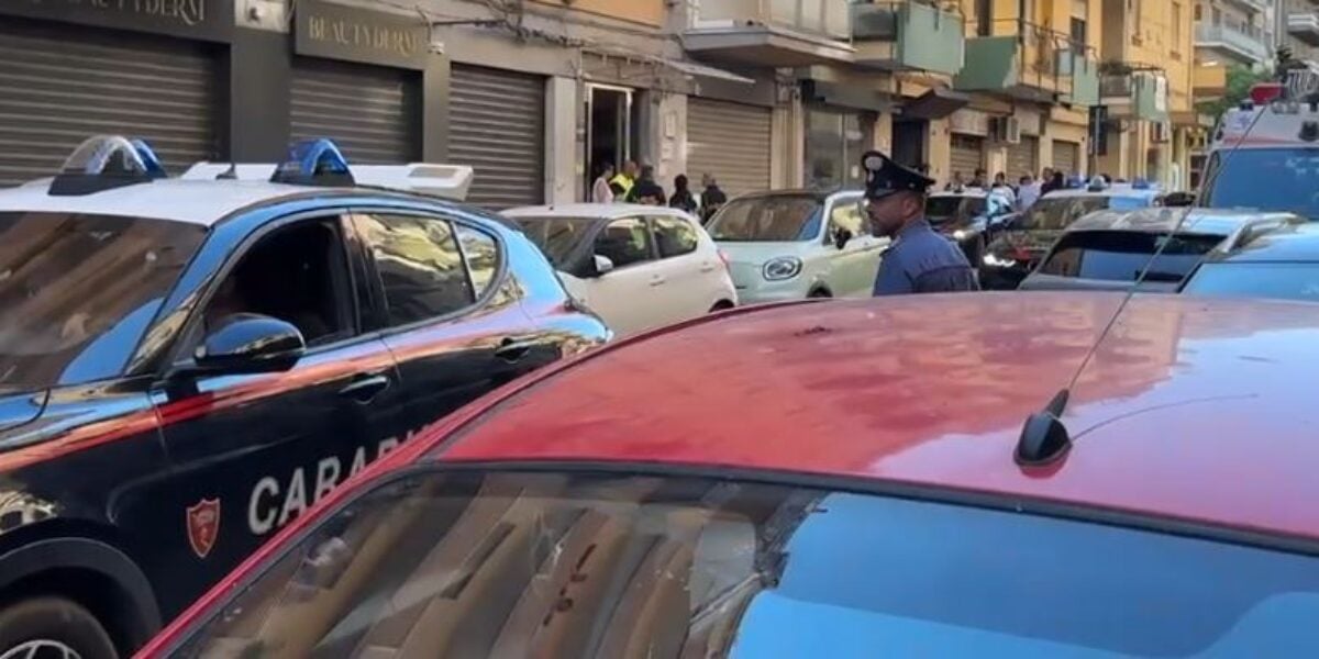 palermo uccide a coltellate il coinquilino e si barrica in casa e apre il gas poi si arrende dopo sei ore da Gazzettadelsud.it palermo uccide a coltellate il coinquilino e si barrica in casa e apre il gas poi si arrende dopo sei ore