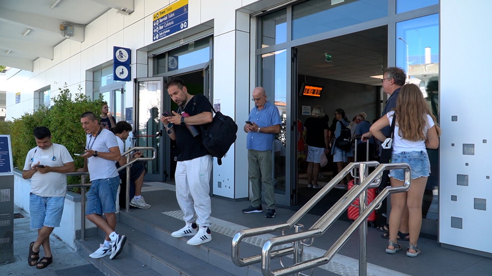 Danneggiamenti alle ferrovie in Calabria, l’inutile attesa di un treno che non c’è e la rabbia dei viaggiatori in trappola