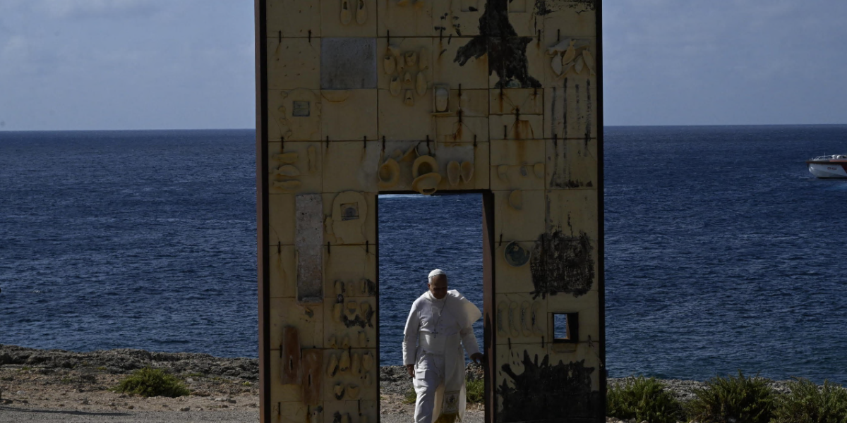 il papa a lampedusa leone sull isola della speranza attraversa la porta d europa prima tappa al cimitero dei migranti senza nome da Gazzettadelsud.it il papa a lampedusa leone sull isola della speranza attraversa la porta d europa prima tappa al cimitero dei migranti senza nome