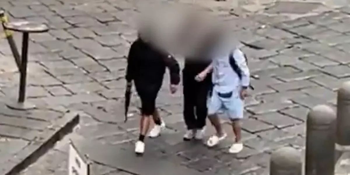 fermato il pistolero di napoli girava per strada a montesanto puntando un kalashnikov da Gazzettadelsud.it fermato il pistolero di napoli girava per strada a montesanto puntando un kalashnikov
