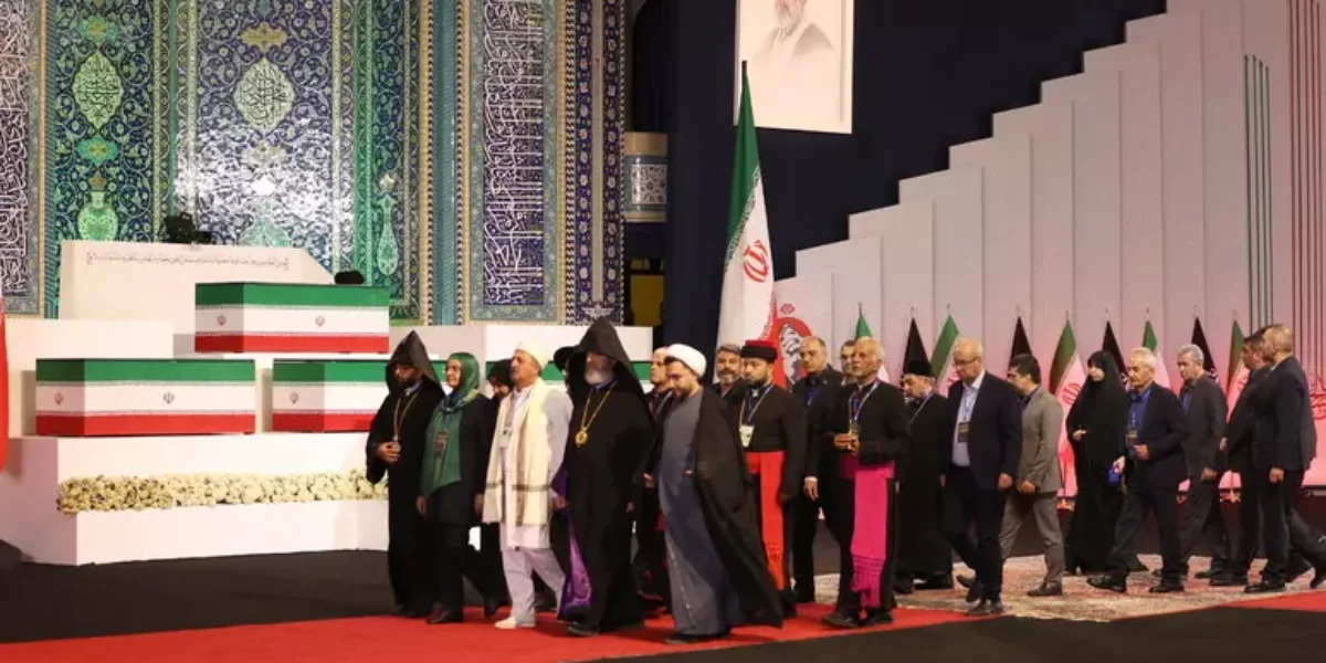 iran la salma di ali khamenei 232 giunta alla grande moschea per i funerali da Gazzettadelsud.it iran la salma di ali khamenei 232 giunta alla grande moschea per i funerali