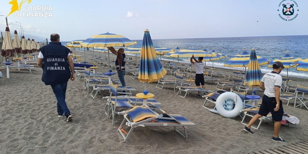 paola 1800 metri di spiaggia occupati abusivamente sequestrato intero complesso balneare con discoteca e ristorante da Gazzettadelsud.it paola 1800 metri di spiaggia occupati abusivamente sequestrato intero complesso balneare con discoteca e ristorante