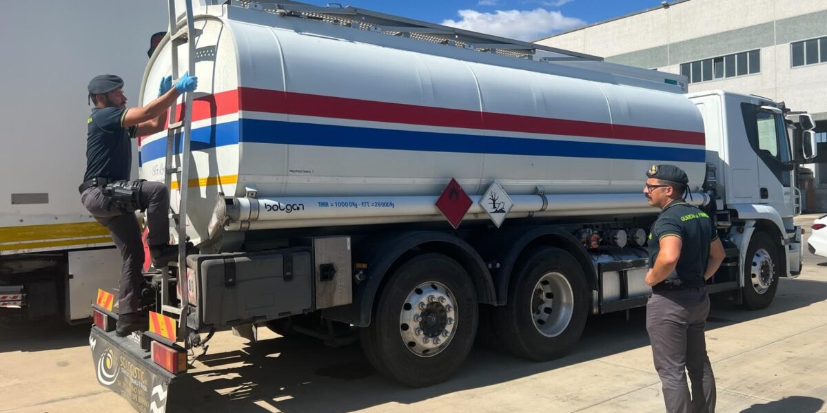Trasportava un carico di gasolio irregolare, sequestrata un'autobotte a Vibo: due denunciati